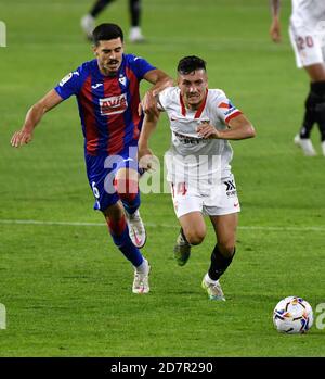 Sevilla, 24/10/2020. Primera Division Spanische Liga. Liga. Stadion Ramón Sánchez-Pizjuán. Sevilla FC - Eibar. Oscar (FC Sevilla) und Sergio Álvarez (Eibar). Fotograf: Juan Jose Ubeda/PROSHOTS. Stockfoto