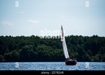 Zegrze, Polen - 25. Juli 2020: Segelboote auf dem See. Ein sonniger Tag auf dem Wasser mit Segel. Erholung, aktive Freizeit. Stockfoto