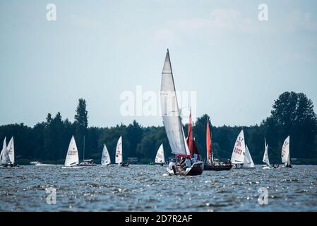 Zegrze, Polen - 25. Juli 2020: Segelboote auf dem See. Ein sonniger Tag auf dem Wasser mit Segel. Erholung, aktive Freizeit. Stockfoto