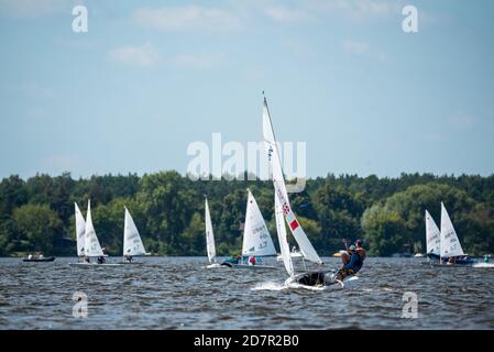 Zegrze, Polen - 25. Juli 2020: Segelboote auf dem See. Ein sonniger Tag auf dem Wasser mit Segel. Erholung, aktive Freizeit. Stockfoto