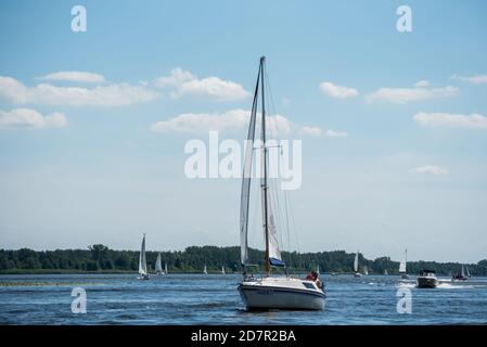 Zegrze, Polen - 25. Juli 2020: Segelboote auf dem See. Ein sonniger Tag auf dem Wasser mit Segel. Erholung, aktive Freizeit. Stockfoto