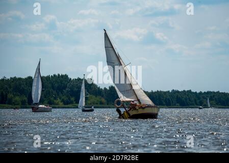 Zegrze, Polen - 25. Juli 2020: Segelboote auf dem See. Ein sonniger Tag auf dem Wasser mit Segel. Erholung, aktive Freizeit. Stockfoto