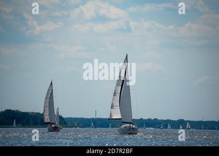 Zegrze, Polen - 25. Juli 2020: Segelboote auf dem See. Ein sonniger Tag auf dem Wasser mit Segel. Erholung, aktive Freizeit. Stockfoto