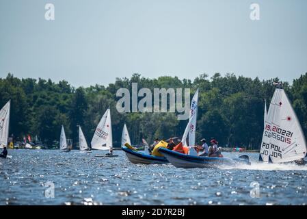 Zegrze, Polen - 25. Juli 2020: Segelboote auf dem See. Ein sonniger Tag auf dem Wasser mit Segel. Erholung, aktive Freizeit. Stockfoto