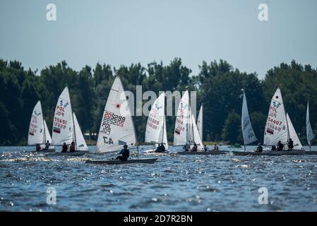 Zegrze, Polen - 25. Juli 2020: Segelboote auf dem See. Ein sonniger Tag auf dem Wasser mit Segel. Erholung, aktive Freizeit. Stockfoto