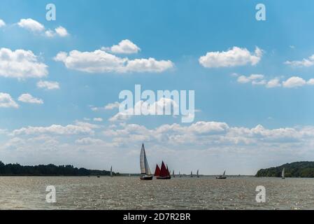 Zegrze, Polen - 25. Juli 2020: Segelboote auf dem See. Ein sonniger Tag auf dem Wasser mit Segel. Erholung, aktive Freizeit. Stockfoto