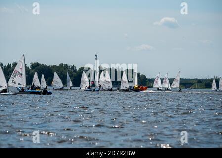 Zegrze, Polen - 25. Juli 2020: Segelboote auf dem See. Ein sonniger Tag auf dem Wasser mit Segel. Erholung, aktive Freizeit. Stockfoto