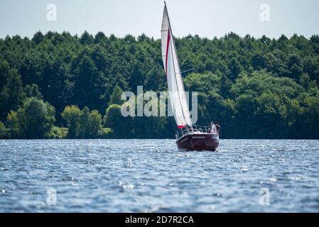 Zegrze, Polen - 25. Juli 2020: Segelboote auf dem See. Ein sonniger Tag auf dem Wasser mit Segel. Erholung, aktive Freizeit. Stockfoto