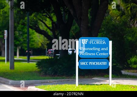 Gainesville, USA - 27. April 2018: Zeichen für den Eintritt in die Beratung und Wellness-Center shcc Psychiatrie in UF University of Florida in Zentralstaat Stockfoto