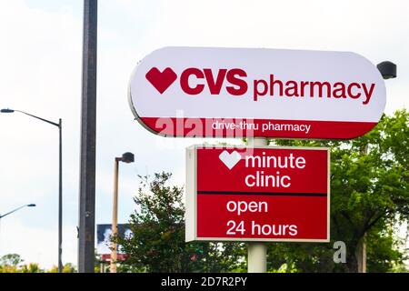 Gainesville, USA - 27. April 2018: CVS Apotheke Aussen Eingang Schild für Drive-Thru Minute Klinik 24 Stunden mit rotem Logo geöffnet Stockfoto
