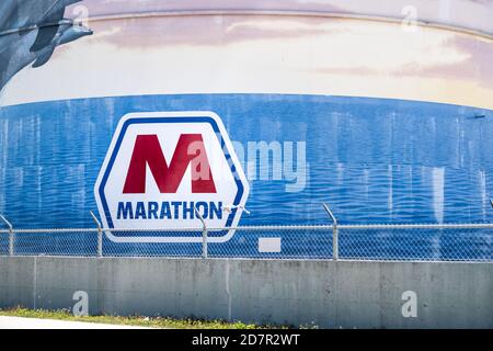 Tampa, USA - 27. April 2018: Florida Stadt mit Gebäude Außenfassade Industrieöltanker für Marathon Petroleum Corporation am Terminal mit Schild und lo Stockfoto