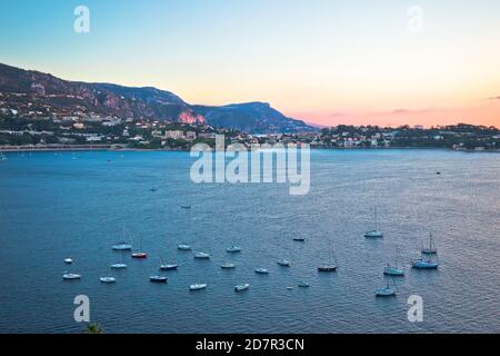 Villefranche sur Mer idyllische Bucht an der französischen riviera und Blick auf den Sonnenaufgang auf Cap Ferrat, Alpes-Maritimes Region von Frankreich Stockfoto