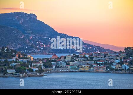 Villefranche sur Mer idyllische Bucht an der französischen riviera und Blick auf den Sonnenaufgang auf Cap Ferrat, Alpes-Maritimes Region von Frankreich Stockfoto