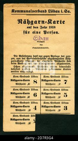 Europa, Deutschland, Sachsen, Kommunalverband Löbau, Eibau, Zeit des 1. Weltkrieges oder gleich danach , Nähgarnkarte , herausgegeben vom Kommunalverband Löbau , Gültigkeit 1918 , Größe 8,7 cm x 15,4 cm , Motiv darf nur für journalistische oder wissenschaftliche Zwecke genutzt werden, Rechte werden nicht vertreten . / Europa, Deutschland, Sachsen, Stadtverband Löbau, Eibau, Zeit des Ersten Weltkrieges oder nach dem Ersten Weltkrieg 1918, Rationsstempel für Nähgarne, herausgegeben vom Stadtverband Löbau, gültig 1918, Größe 8,7 cm x 15,4 cm, Bild nur für journalistische oder wissenschaftliche Zwecke, Es gibt kein Rig Stockfoto