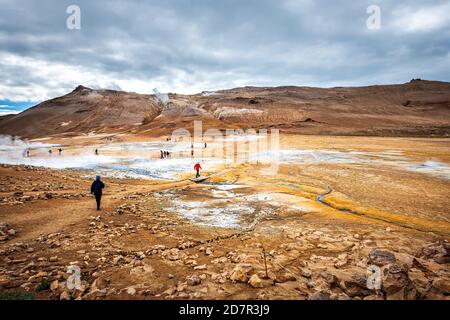 Hverir, Island - 16. Juni 2018: Heiße Fumarolen Dampf Schlammtöpfe mit Menschen Touristen im Frühjahr auf Pfad hoch Weitwinkel Blick auf Geysir in Geotherma Stockfoto