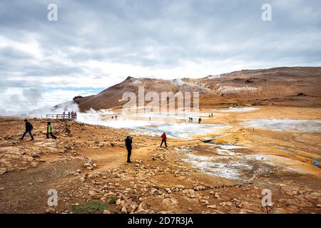 Hverir, Island - 16. Juni 2018: Heißer Fumarolen Dampf mit Menschen Touristen an Quellen auf Trail Pfad hohe Weitwinkel Blick auf Geysir in geothermischen Bereich n Stockfoto