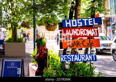 Akureyri, Island - 17. Juni 2018: Hostel Hotel in der Stadt Dorf Stadt mit Schild für Waschsalon, Bar Café und Restaurant Stockfoto