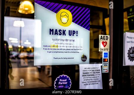 Sterling, USA - 9. September 2020: Planet Fitness Gym Eingangsschild für Maske up Anforderung jetzt während Coronavirus in Virginia mit niemand geöffnet Stockfoto