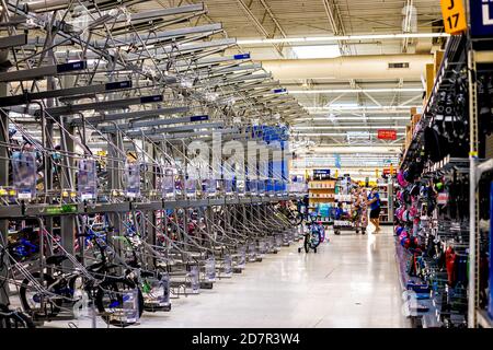 Sterling, USA - 12. September 2020: Walmart Supermarkt Supermarkt Supermarkt Shop Interieur mit Produkten Warengang und leere Regale für Fahrräder Fahrräder Stockfoto