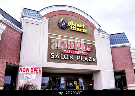 Sterling, USA - 9. September 2020: Geschäfte am Strip Mall plaza mit Planet Fitness Schild und jetzt während Coronavirus in Virginia geöffnet Stockfoto