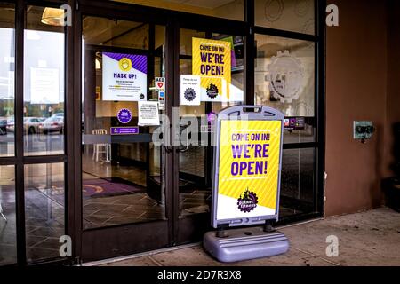 Sterling, USA - 9. September 2020: Planet Fitness Gym Eingangsschild und jetzt während Coronavirus in Virginia mit niemand und Maske Anforderung geöffnet Stockfoto