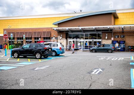 Sterling, USA - 12. September 2020: Eingang des Walmart-Geschäfts mit Einkaufskonsumalismus in Virginia und Autos auf dem Parkplatz Stockfoto