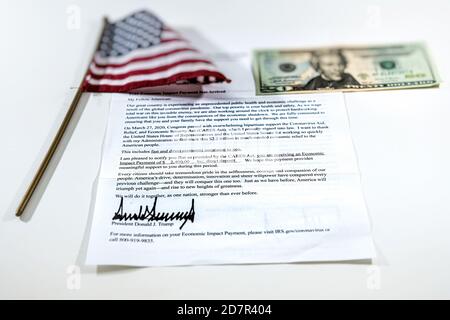 Herndon, USA - 20. September 2020: Closeup of Cares Act Zahlungsschreiben des Weißen Hauses mit finanziellen Hilfsanreizen des Coronavirus mit D Stockfoto