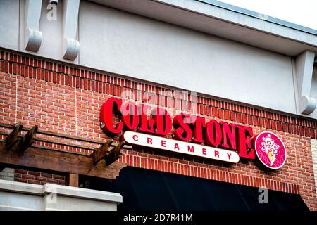 Sterling, USA - September 12, 2020: Cold Stone Ice Cream Restaurant Fast-Food-Shop im nördlichen Virginia Gebäude außen Stockfoto