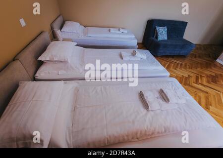 Dreibettzimmer in einem Hotel Stockfoto