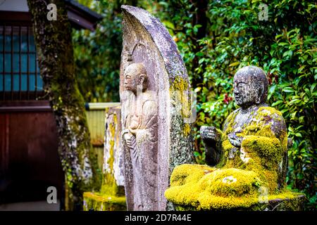 Kyoto, Japan - 9. April 2019: Eikando-Tempelschrein und Moosgarten im frühen Frühjahr mit grüner Farbe und Gebäude mit zwei buddhistischen Statuen Stockfoto