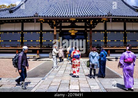 Kyoto, Japan - 10. April 2019: Ninna-ji Tempel Gebäude Architektur Eingang mit Menschen zu Fuß im Frühjahr tragen Kimono Kostüm Stockfoto