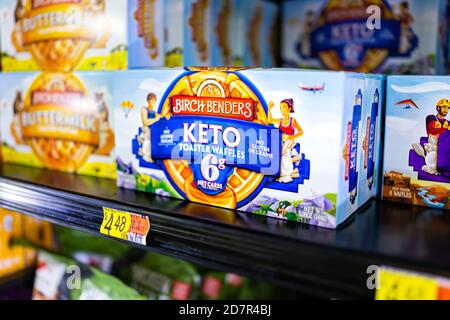 Sterling, USA - September 28, 2020: Nahaufnahme von Birch Benders Keto Frühstück Mahlzeit Toaster Waffeln im Einzelhandel Lebensmittelregal in Walmart Supermarkt mit p Stockfoto