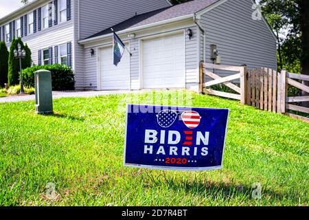 Sterling, USA - 15. September 2020: Nahaufnahme der Präsidentschaftswahl Politisches Hof Rasenschild Plakat für Joe Biden Harris 2020 in Nord Virginia su Stockfoto