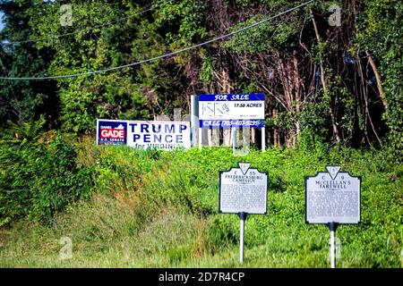 Warrenton, USA - 30. August 2020: Virginia Countryside Fauquier County mit republikanischem Trump Pence für Virginia Präsidentschaftswahl Zeichen, Daniel Gad Stockfoto