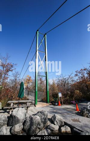 17. Oktober 2020 - Collinwood Ontario Kanada .- Scenic Caves Nature Adventures, längste Hängebrücke im Süden von Ontario. Luke Durda/Alamy Stockfoto