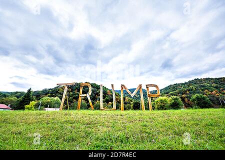 Davis, USA - 5. Oktober 2020: West Virginia ländliche Landschaft, Tucker County mit republikanischen Trump Präsidentschaftswahl Holztext Zeichen Buchstaben mit Stockfoto