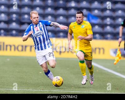 Chris Burke von Kilmarnock und Lewis Stevenson von Hibernian treten gegeneinander an Für den Ballbesitz während des Kilmarnock gegen Hibernian Spiel im Rugby Park Stockfoto