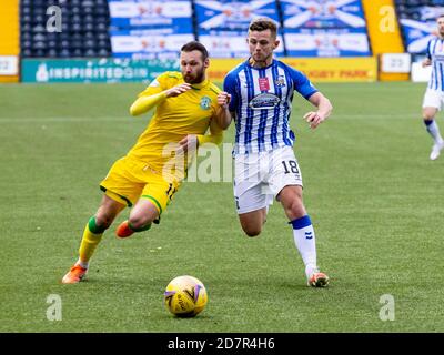 Martin Boyle von Hibernian und Callum Waters von Kilmarnock treten gegeneinander an Für den Ballbesitz während des Kilmarnock gegen Hibernian Spiel im Rugby Park Stockfoto