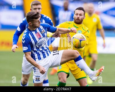 Martin Boyle von Hibernian und Callum Waters von Kilmarnock treten gegeneinander an Für den Ballbesitz während des Kilmarnock gegen Hibernian Spiel im Rugby Park Stockfoto