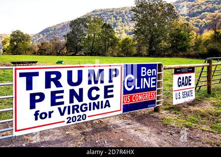 Blue Grass, USA - 6. Oktober 2020: Weitwinkel ländliche Landschaft Blick auf den politischen Wahlkampf für die Präsidentschaftswahl Zeichen Banner von Donald Trump Mike Stockfoto
