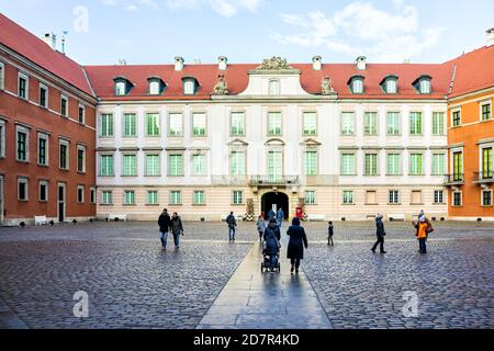 Warschau, Polen - 18. Dezember 2019: Menschen zu Fuß auf dem inneren Bezirk bailey in der Altstadt Warszawa Plac Zamkovy oder Schlossplatz mit königlichen roten Ziegelmuseum Stockfoto