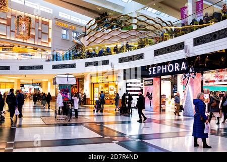 Warschau, Polen - 18. Dezember 2019: Menschen in Westfield Arkadia größtes Einkaufszentrum mit L'Occitane en Provence Sephora Beauty Stores Stockfoto