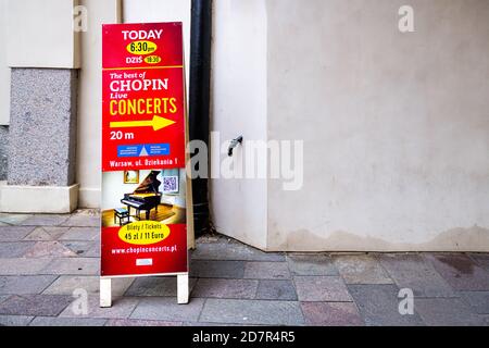 Warschau, Polen - 21. Dezember 2019: Altstadt Marktplatz Straße mit Plakat für Museum der Erzdiözese Chopin Klavier Live-Musik-Konzert auf der Straße Stockfoto