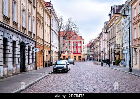 Warschau, Polen - 21. Dezember 2019: Kopfsteinpflaster Freta Straße in der Altstadt von Warszawa Marktplatz mit Menschen zu Fuß durch italienisches Restaurant, Geschäfte ein Stockfoto