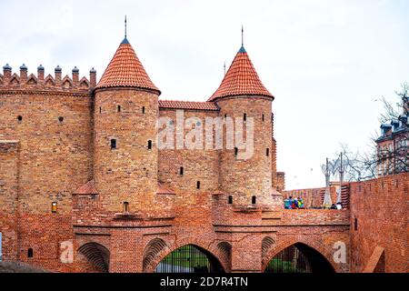 Warschau, Polen - 21. Dezember 2019: Barbican in der Altstadt historische Straße in der Hauptstadt im Winter Weihnachten Neujahr Urlaub mit Menschen zu Fuß Stockfoto