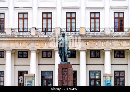 Warschau, Polen - 25. Dezember 2019: Große Nationaloper oder Teatr Narodowy in Warszawa Innenstadt mit Statue Skulptur von Wojciech Boguslawski Stockfoto