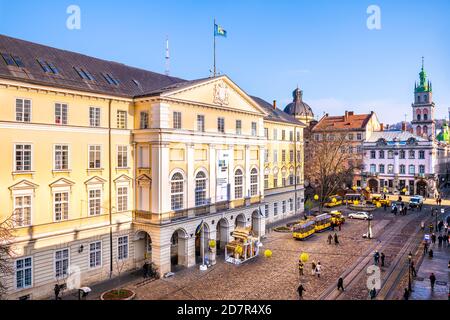 Lviv, Ukraine - 21. Januar 2020: Luftaufnahme aus dem Fenster auf dem Marktplatz der Altstadt von Lvov, Rathaus im Winter mit Dormition und Dominikaner Stockfoto