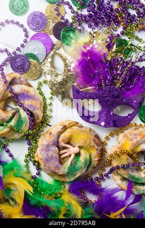 Mardi Gras König Kuchen und Dekoration Stockfoto