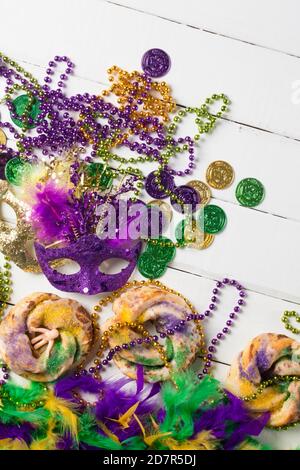 Mardi Gras König Kuchen und Dekoration Stockfoto