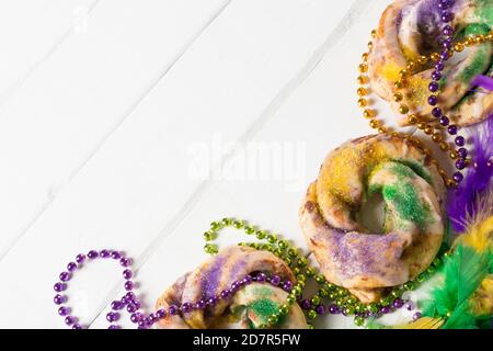 Mardi Gras König Kuchen und Dekoration Stockfoto